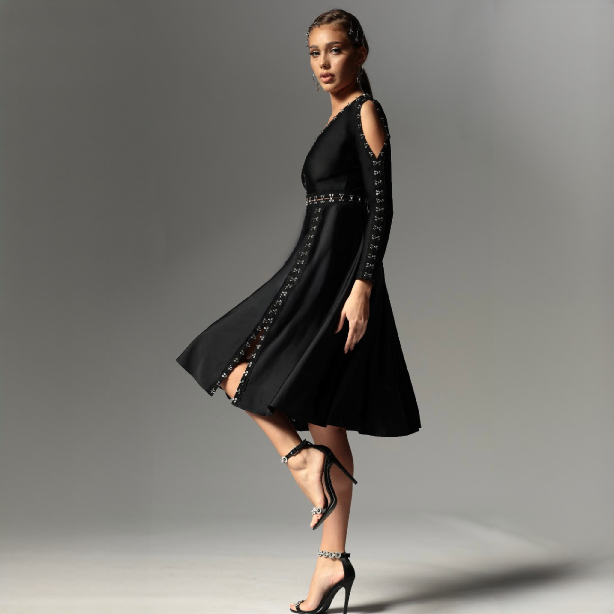 Rochie neagra midi cu umeri goi si agrafe metalice Yvette