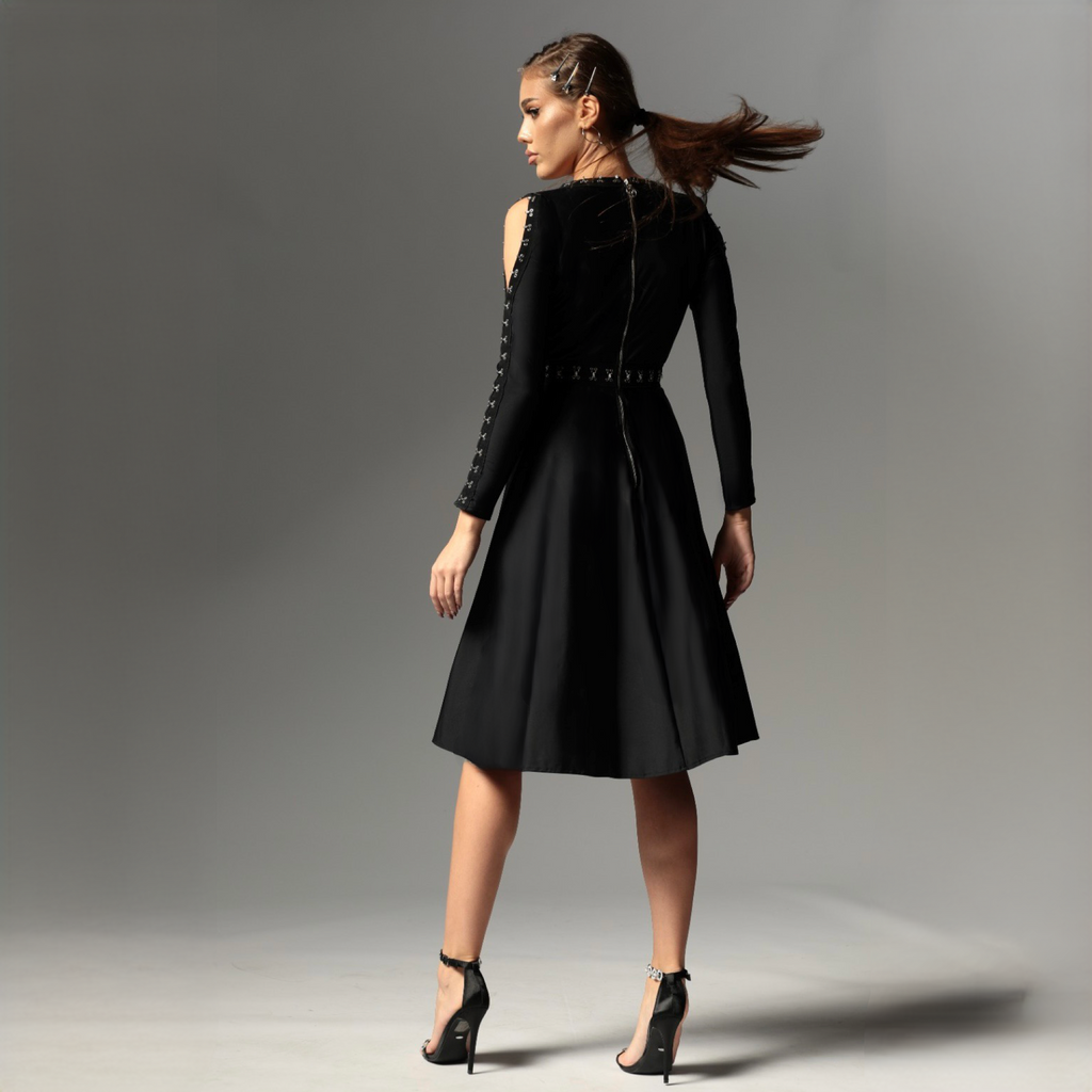 Rochie neagra midi cu umeri goi si agrafe metalice Yvette