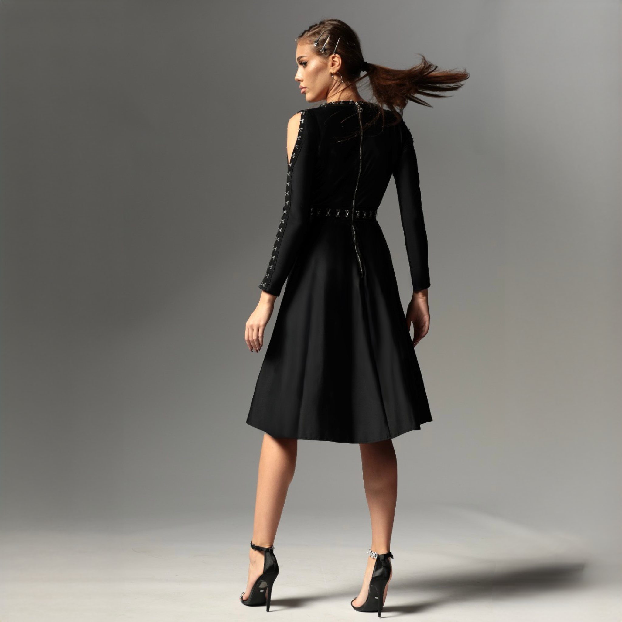 Rochie neagra midi cu umeri goi si agrafe metalice Yvette