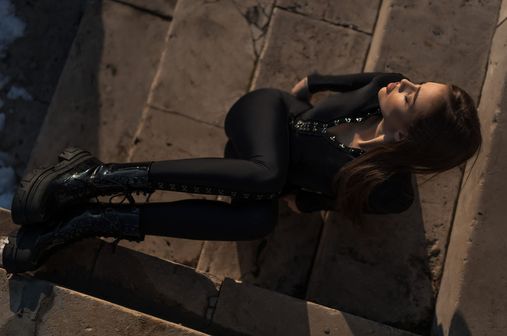 Salopeta neagra modelatoare cu copci metalice Hollywood