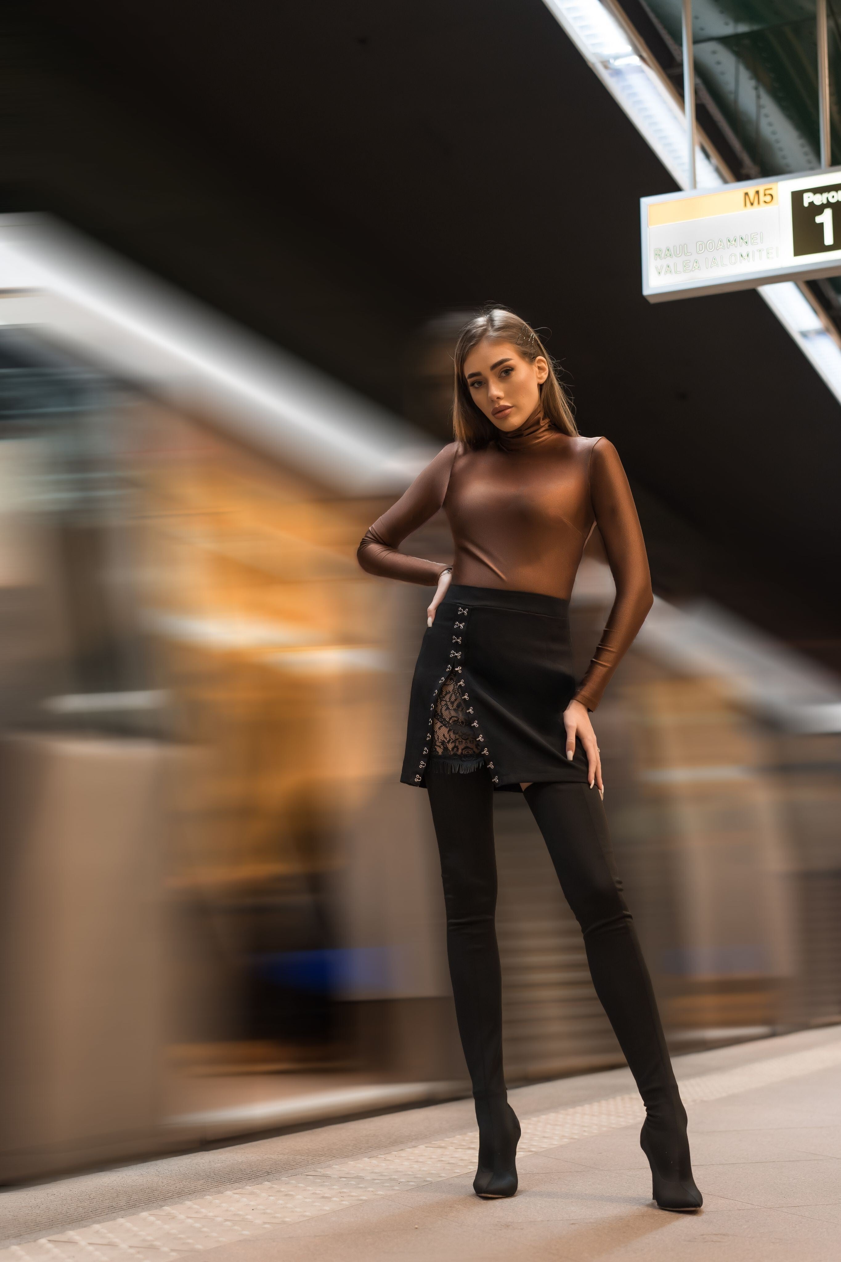 Fusta scurta cu copci metalice si insertie din dantela Backstage Lace