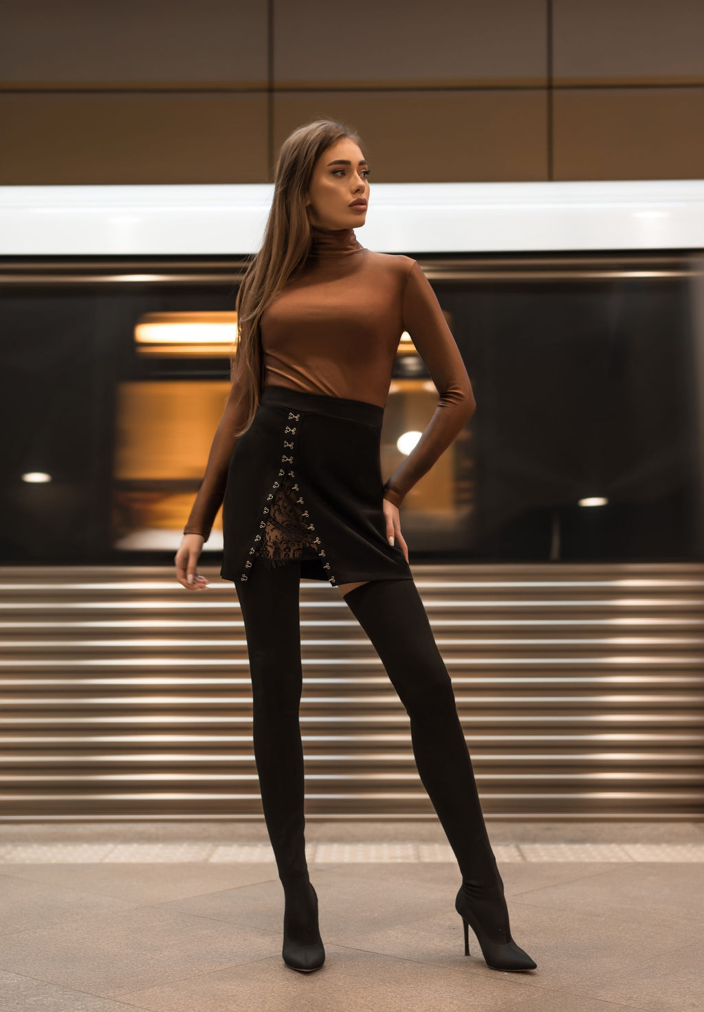 Fusta scurta cu copci metalice si insertie din dantela Backstage Lace