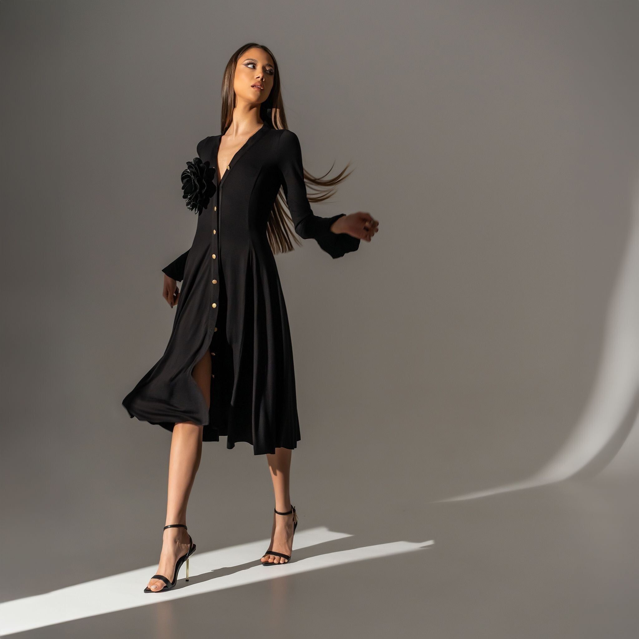 Rochie midi din jersey cu nasturi, fusta clos si maneca cu volan Lola