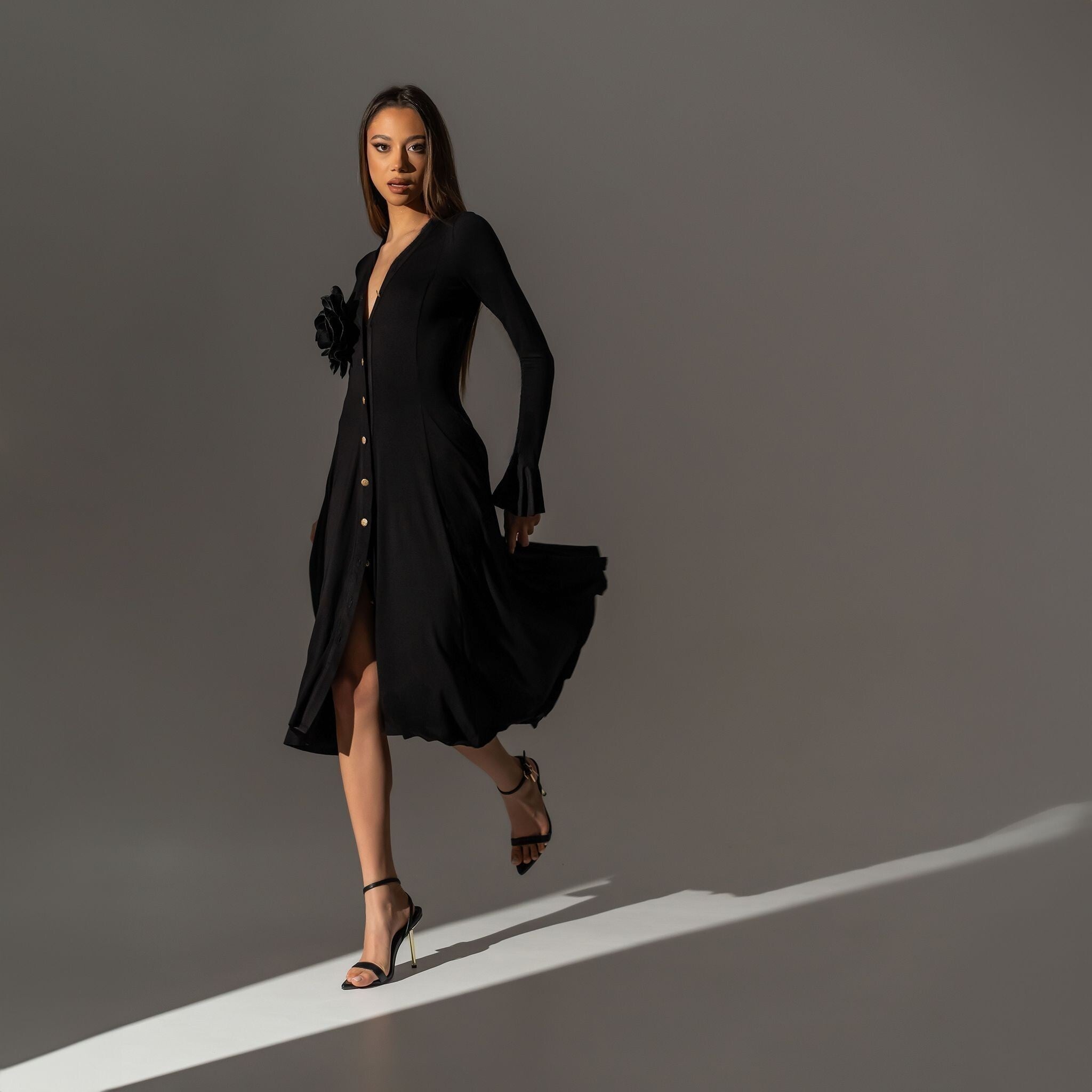 Rochie midi din jersey cu nasturi, fusta clos si maneca cu volan Lola