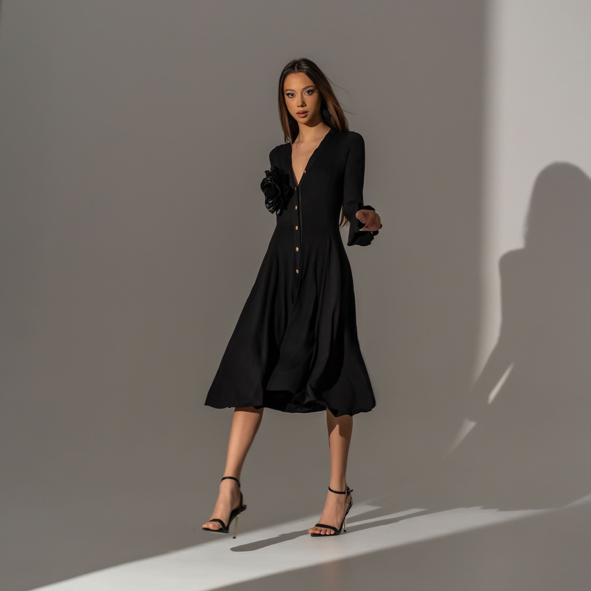 Rochie midi din jersey cu nasturi, fusta clos si maneca cu volan Lola