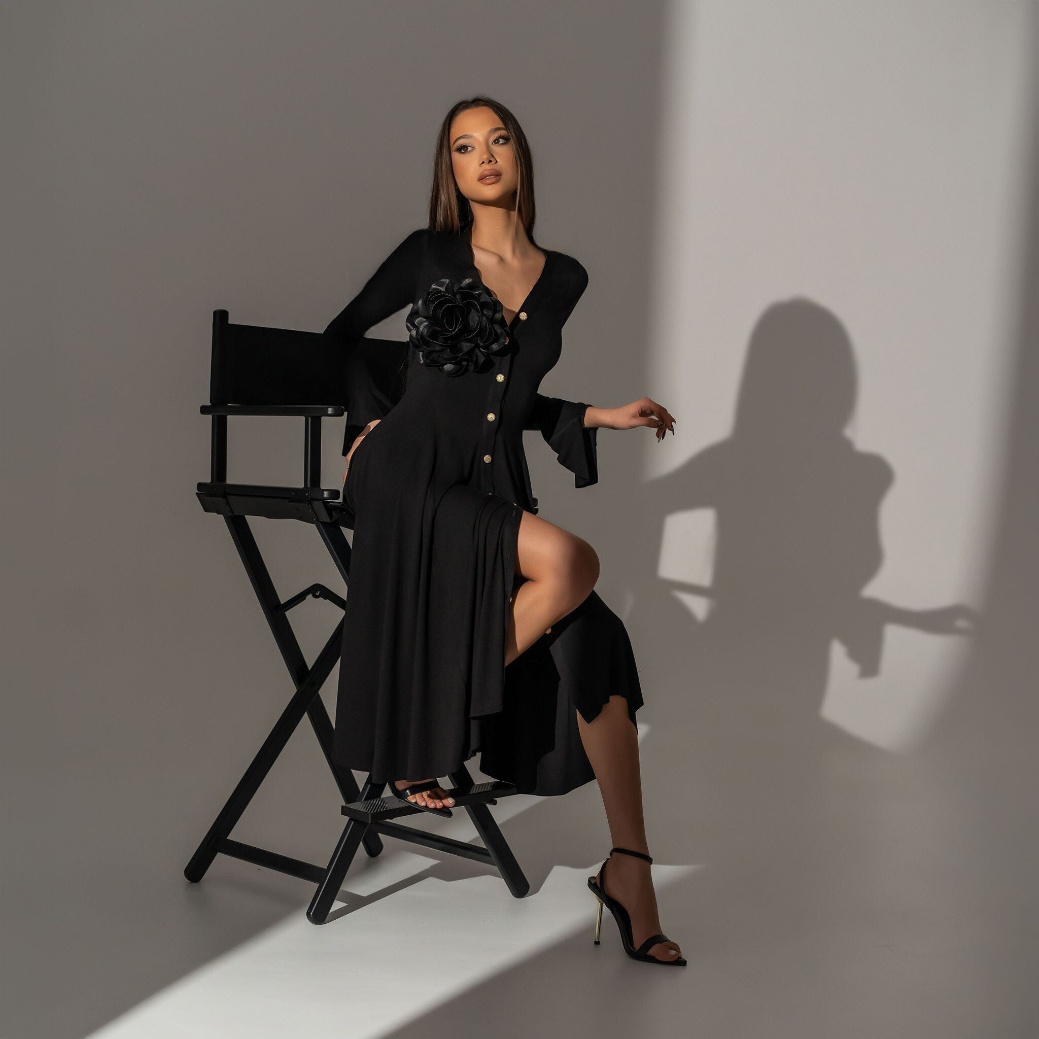 Rochie midi din jersey cu nasturi, fusta clos si maneca cu volan Lola