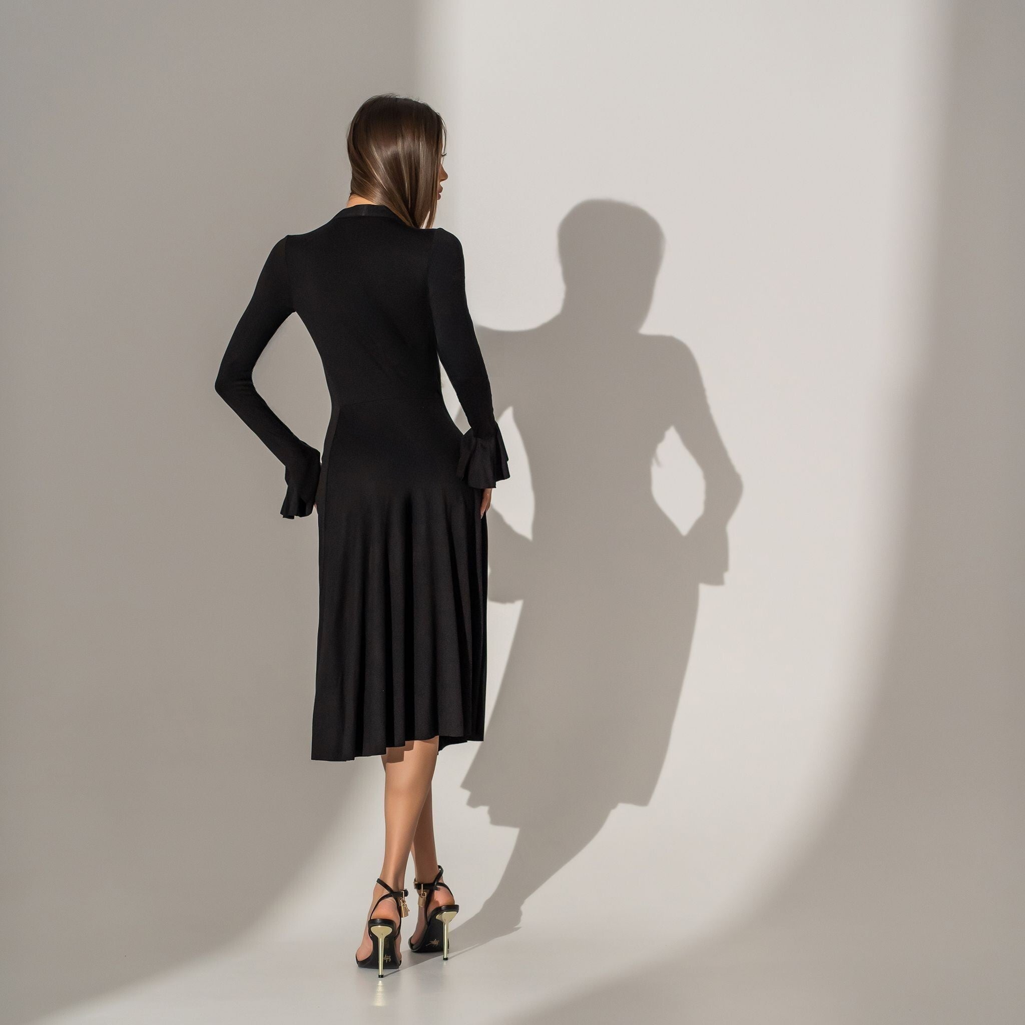 Rochie midi din jersey cu nasturi, fusta clos si maneca cu volan Lola