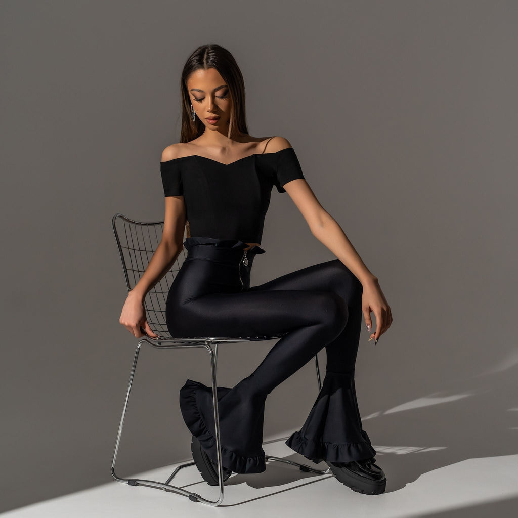 Pantaloni evazati din lycra cu volane Different