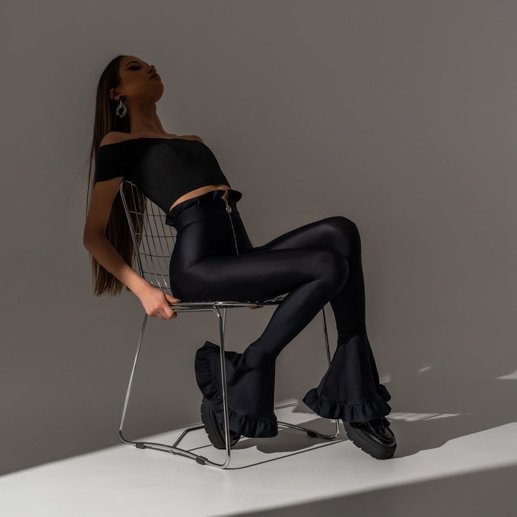 Pantaloni evazati din lycra cu volane Different