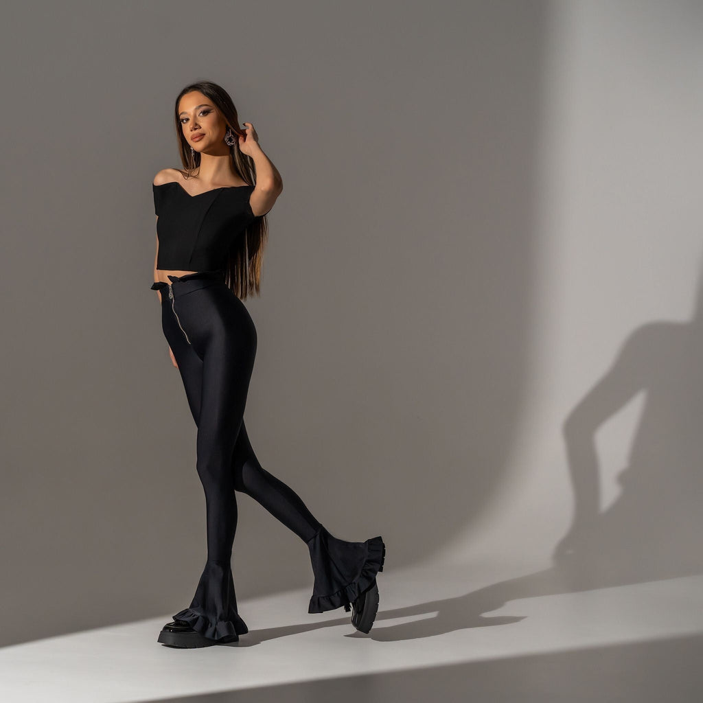 Pantaloni evazati din lycra cu volane Different