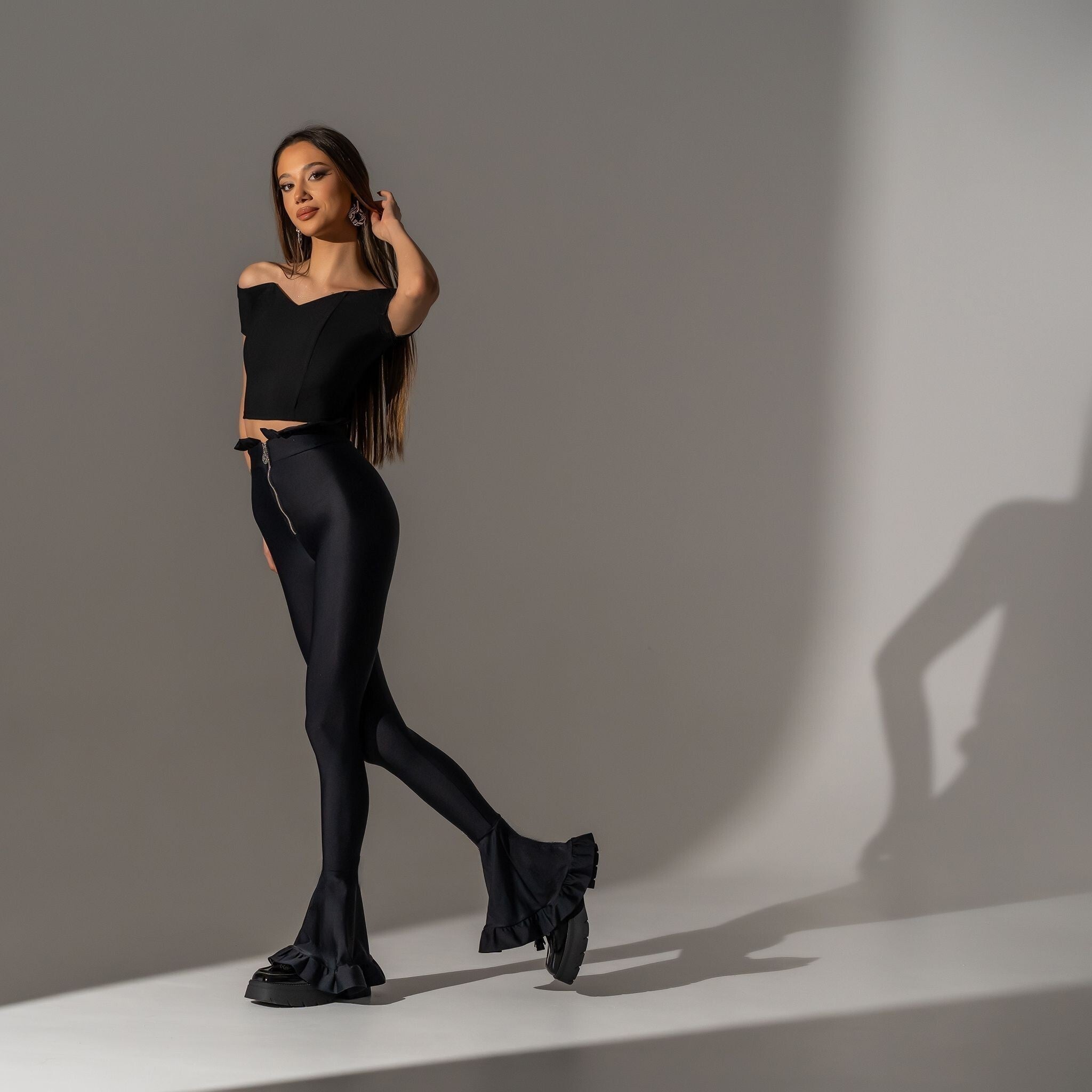 Pantaloni evazati din lycra cu volane Different