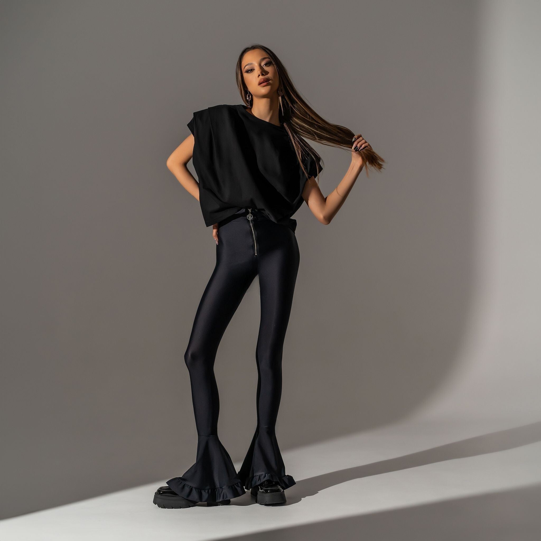 Pantaloni evazati din lycra cu volane Different