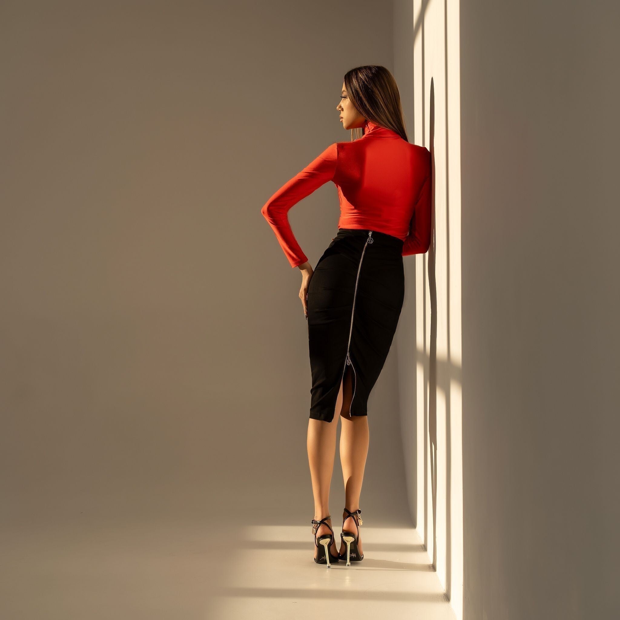 Fusta neagra din denim cu fermoar