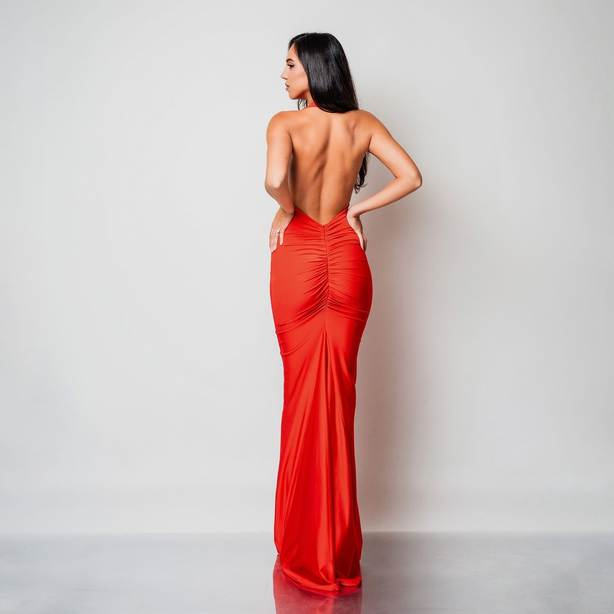 Rochie lunga din lycra rosie cu decoletu halter spatele gol si drapaje Seraphine