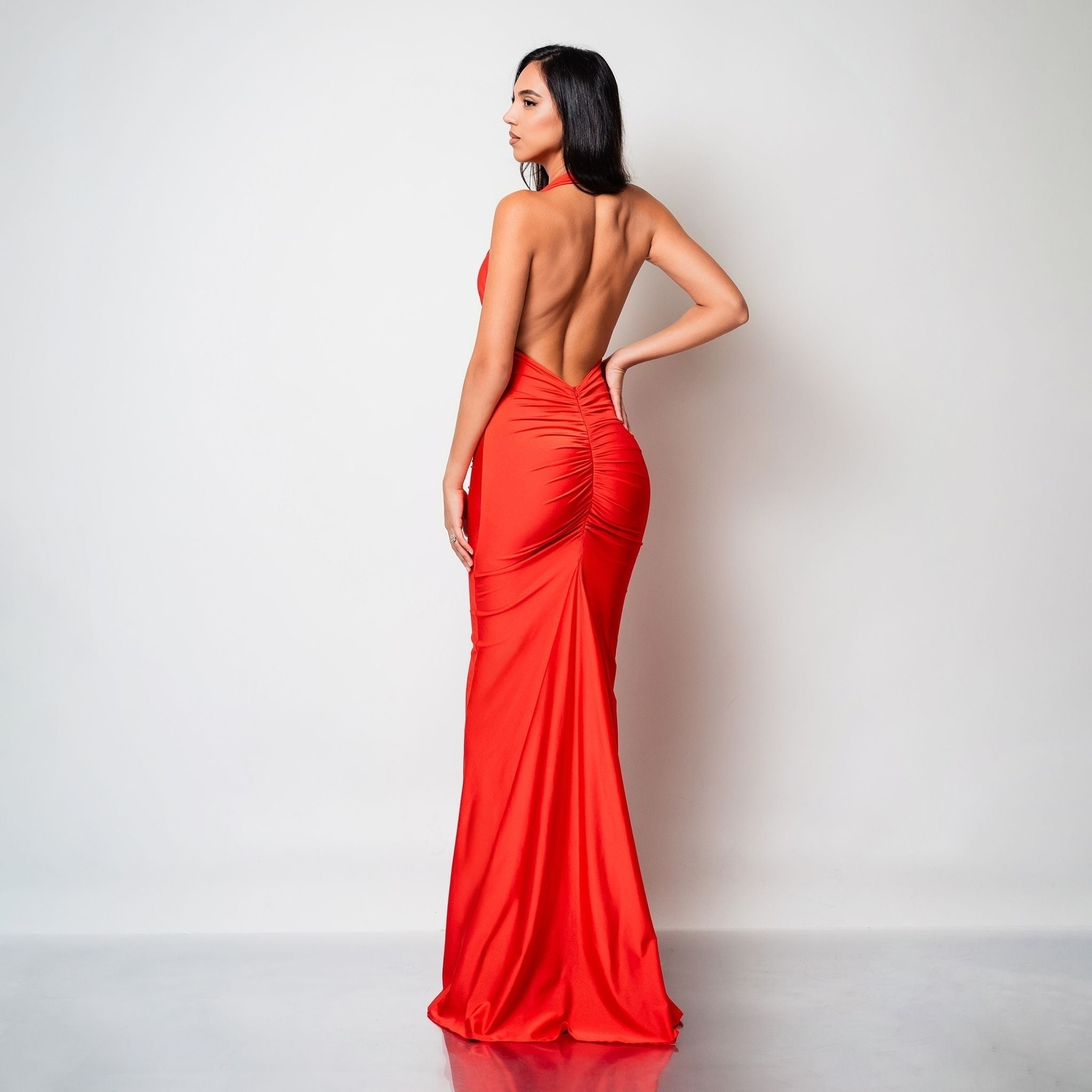 Rochie lunga din lycra rosie cu decoletu halter spatele gol si drapaje Seraphine