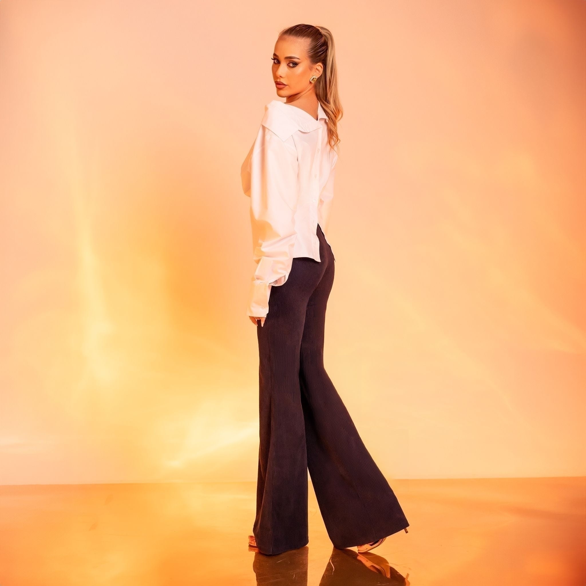 Camasa feminina din poplin cu nasturi la spate si talie marcata