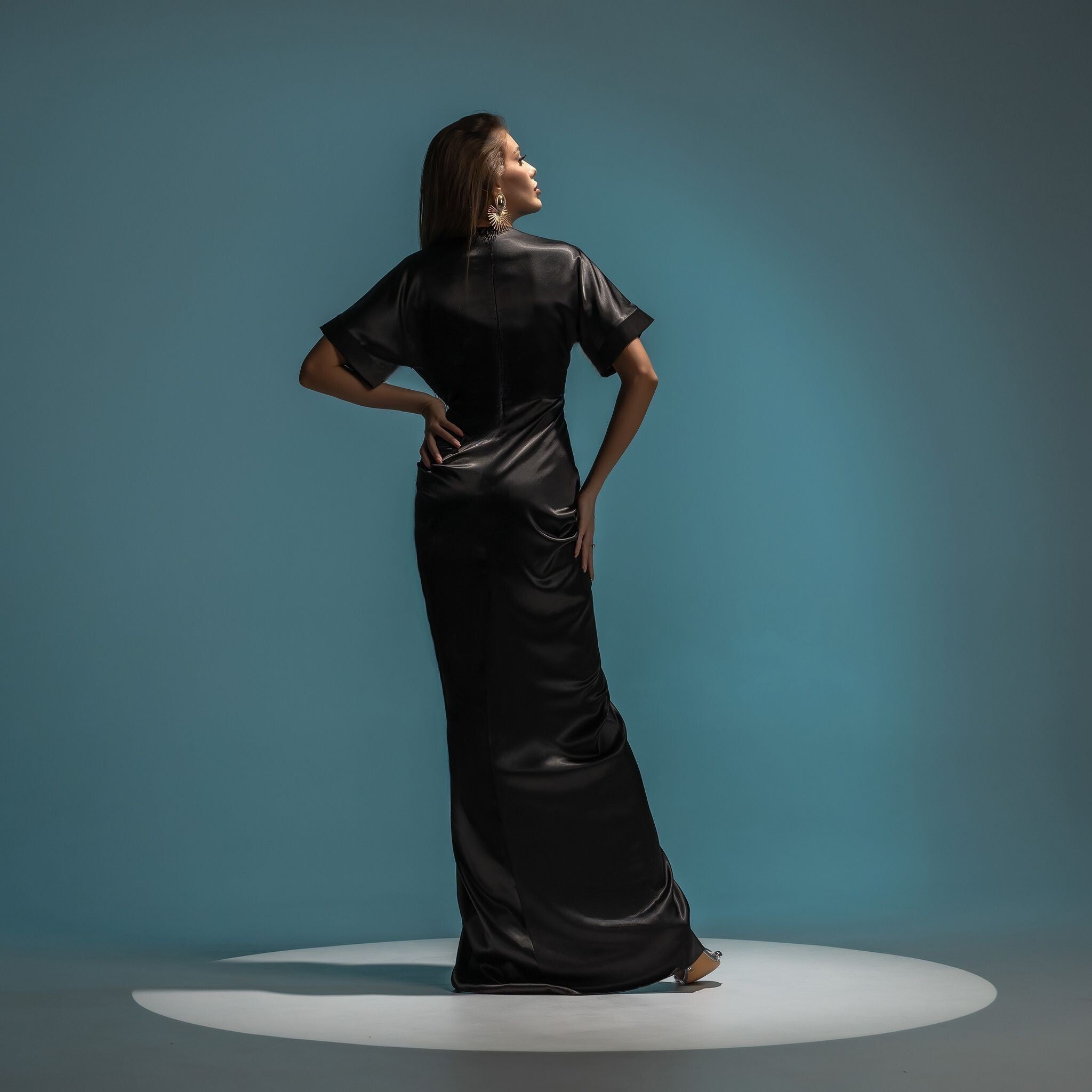 Rochie lunga din satin cu drapaje si bust tip kimono Black Moon