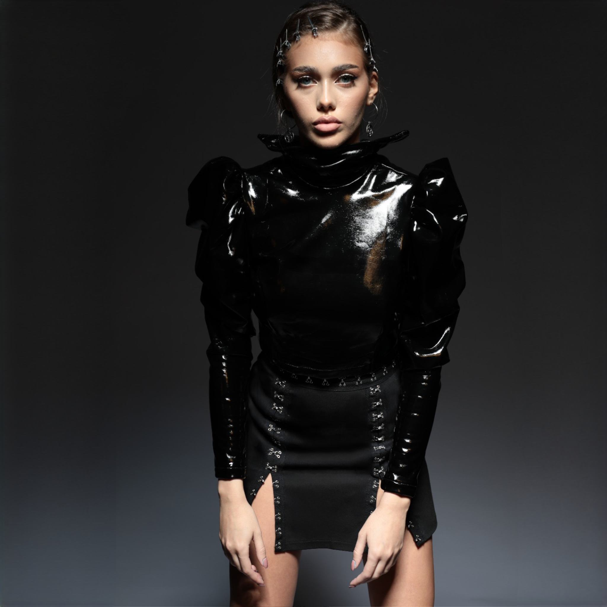 Fusta neagra cu copci metalice