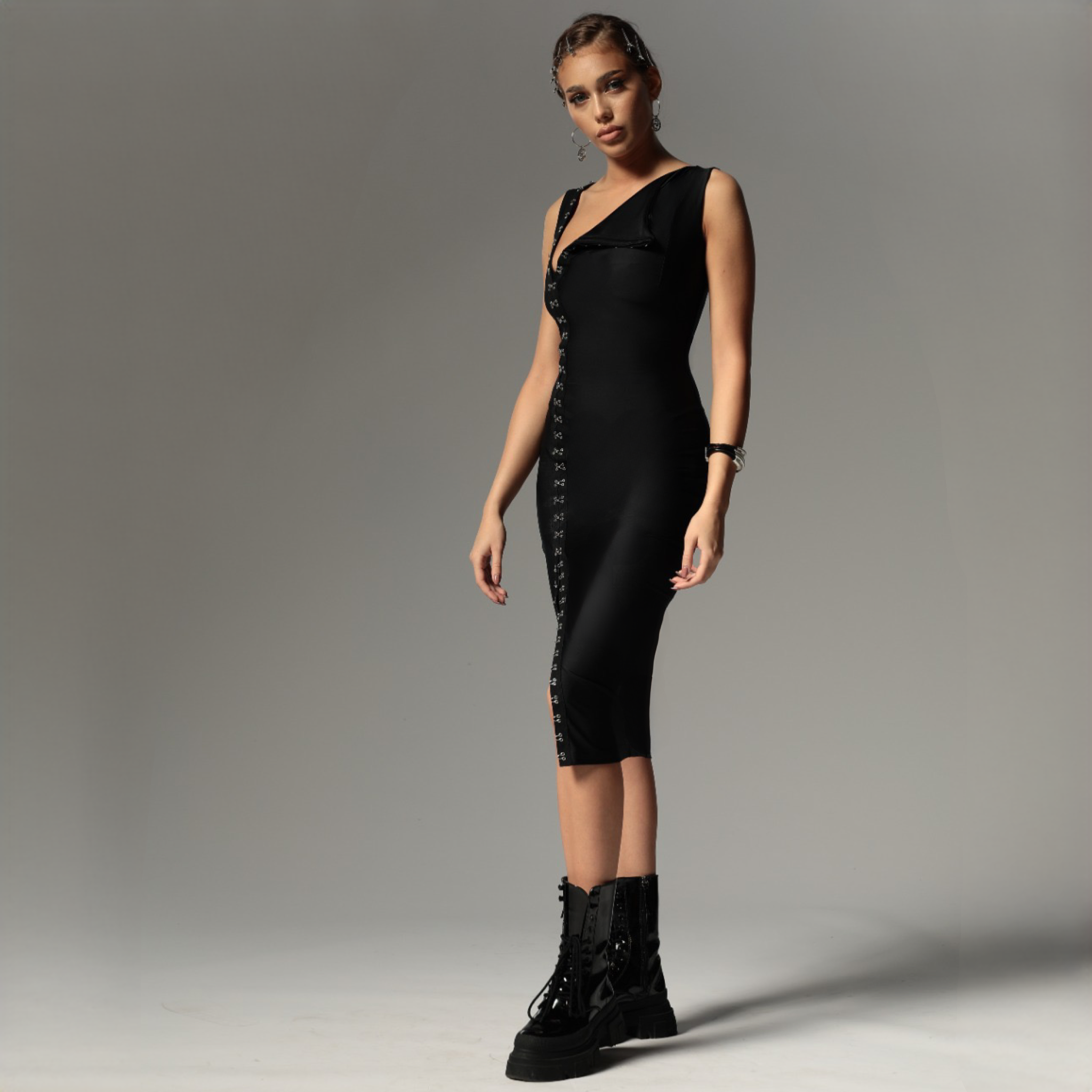 Rochie neagra din lycra cu copci metalice Alma