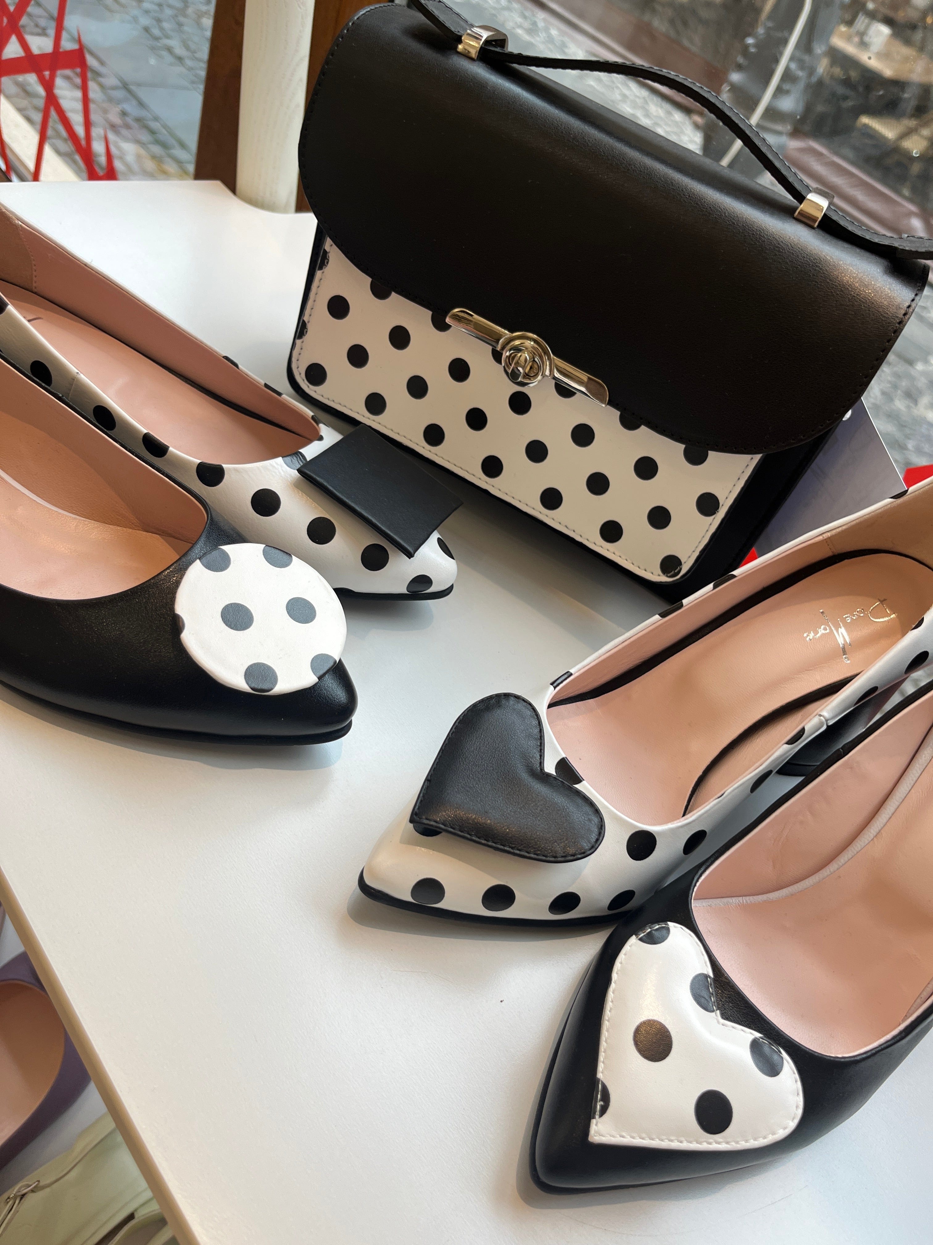 Balerini asimetrici din piele naturala alb cu negru Aiko