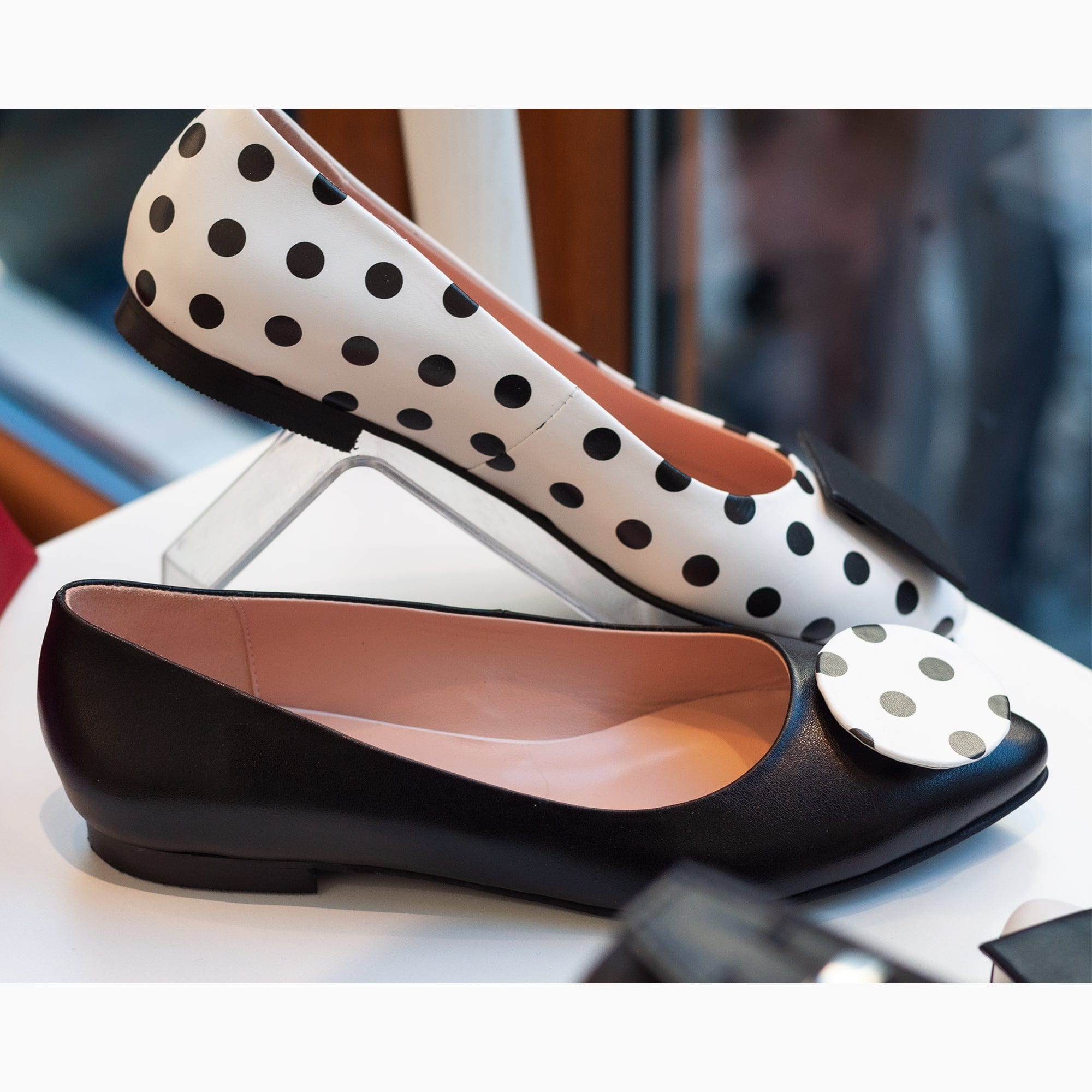 Balerini asimetrici din piele naturala alb cu negru Aiko