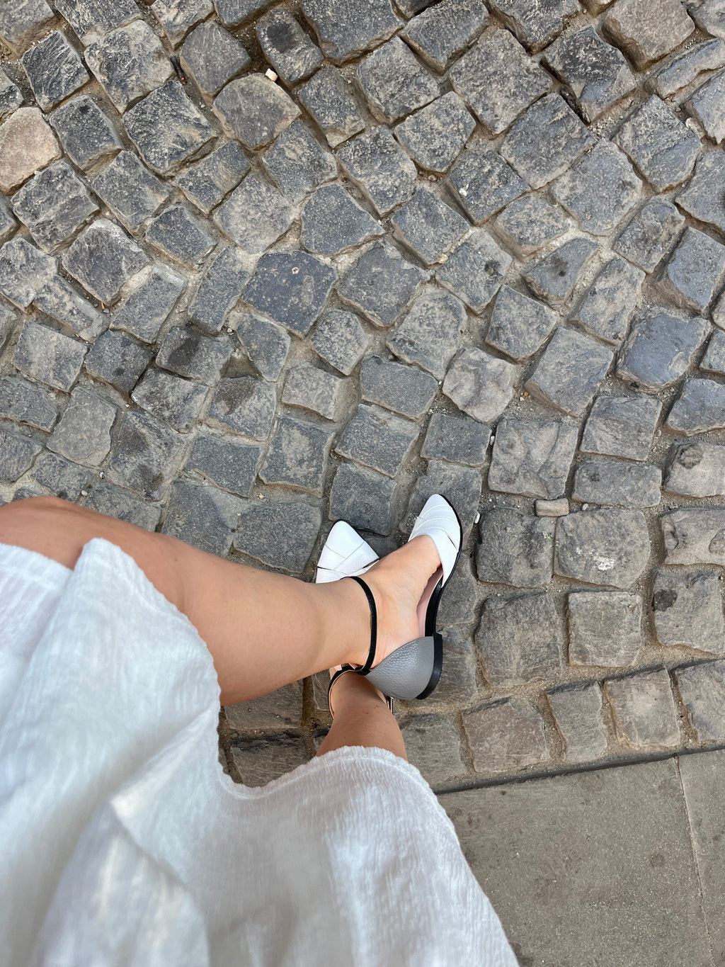 Balerini decupati din piele naturala alb cu negru Jen