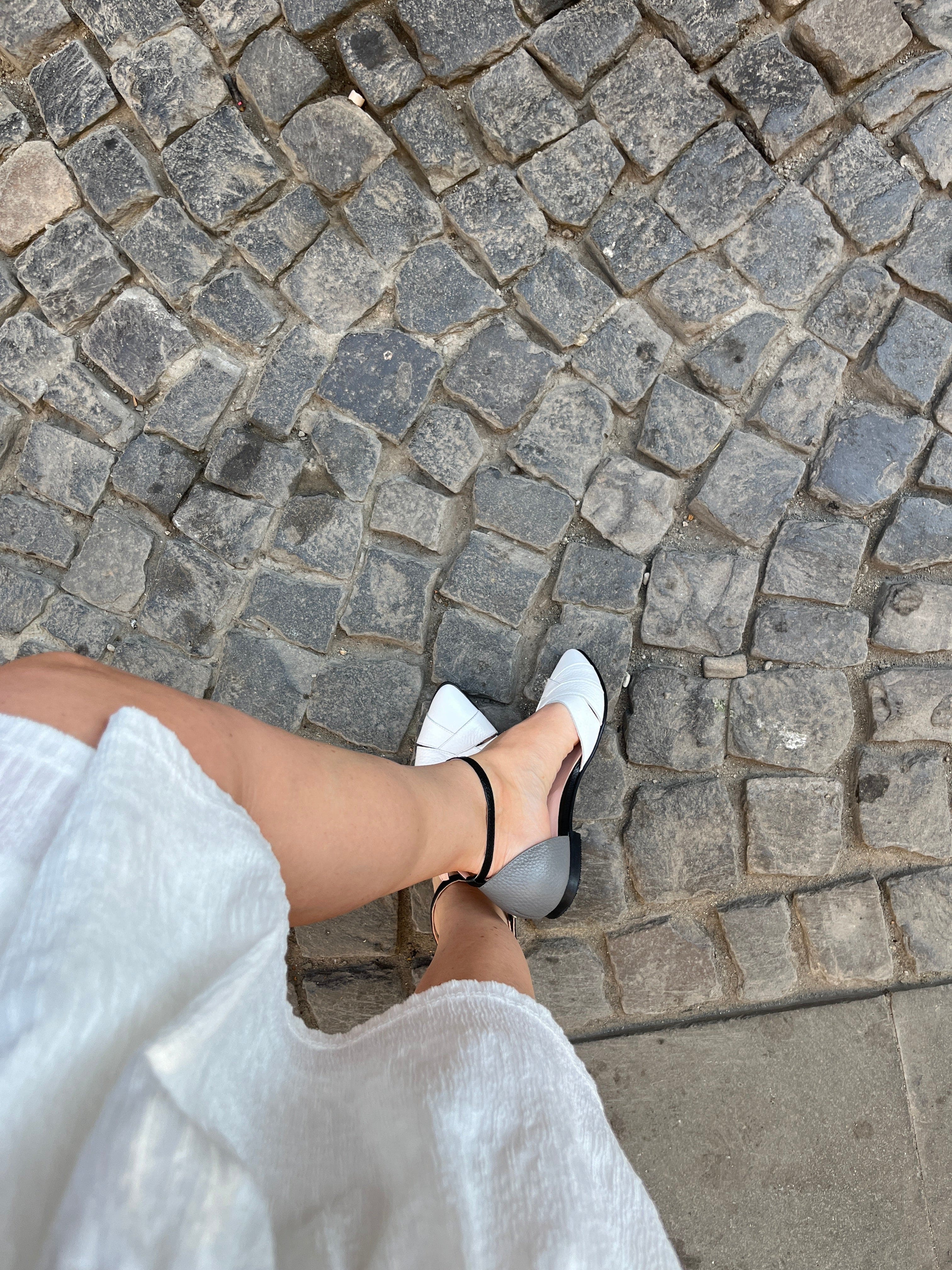 Balerini decupati din piele naturala alb cu negru Jen