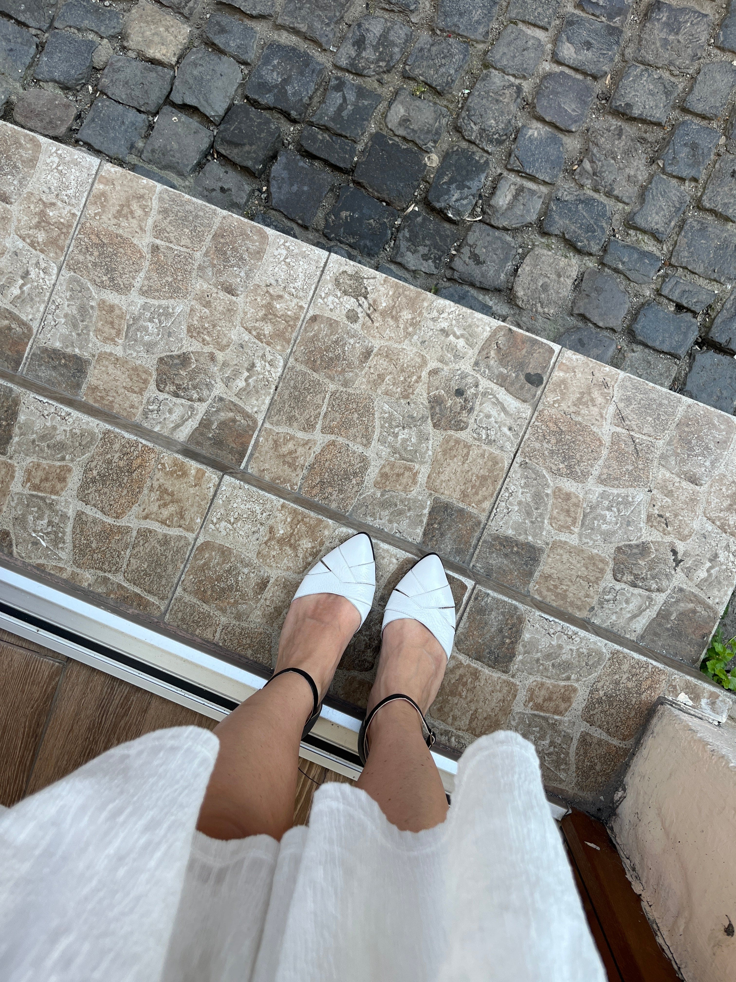 Balerini decupati din piele naturala alb cu negru Jen