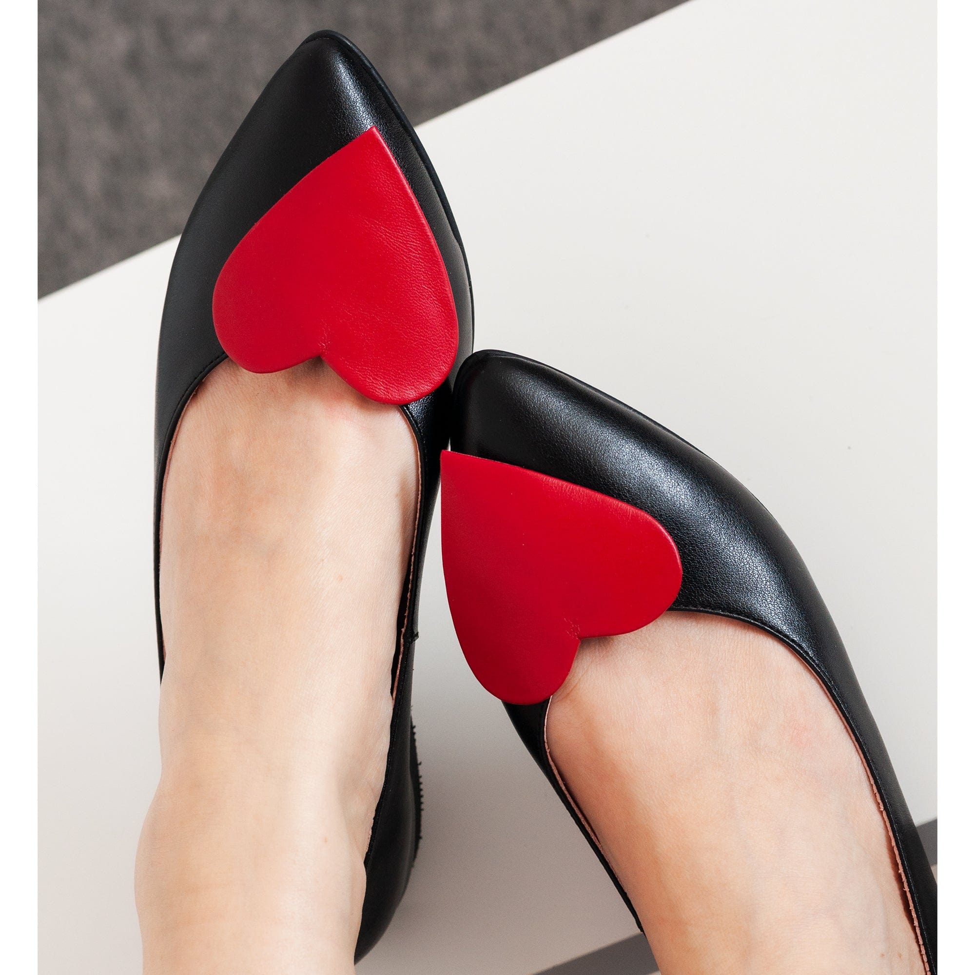 Balerini din piele naturala neagra cu inimi rosii Romy