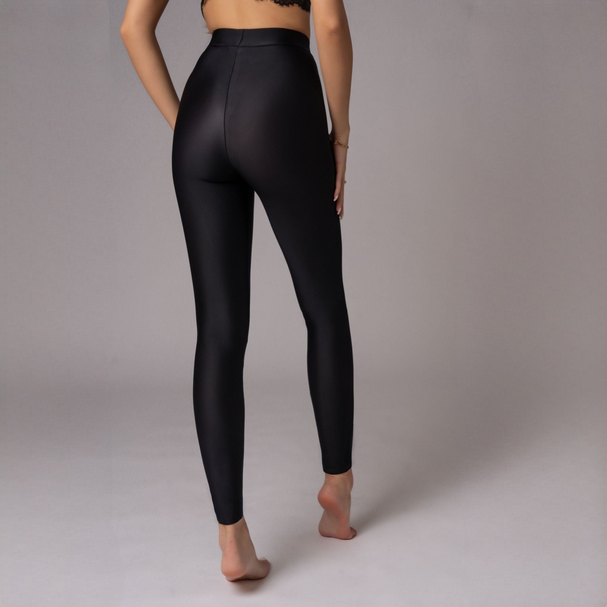 Pantaloni modelatori negri din lycra contractoare