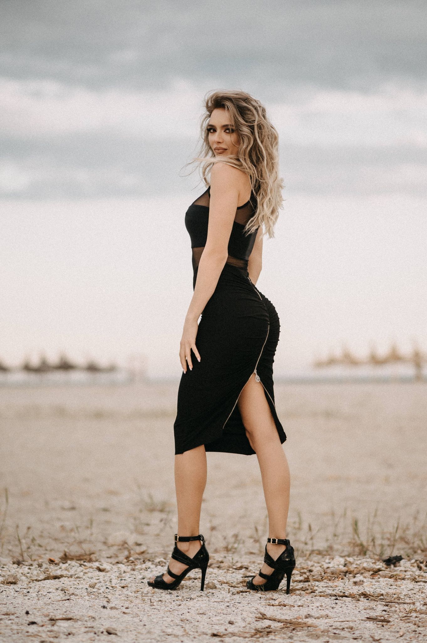 Rochie neagra din tulle cu fermoar la spate Heaven