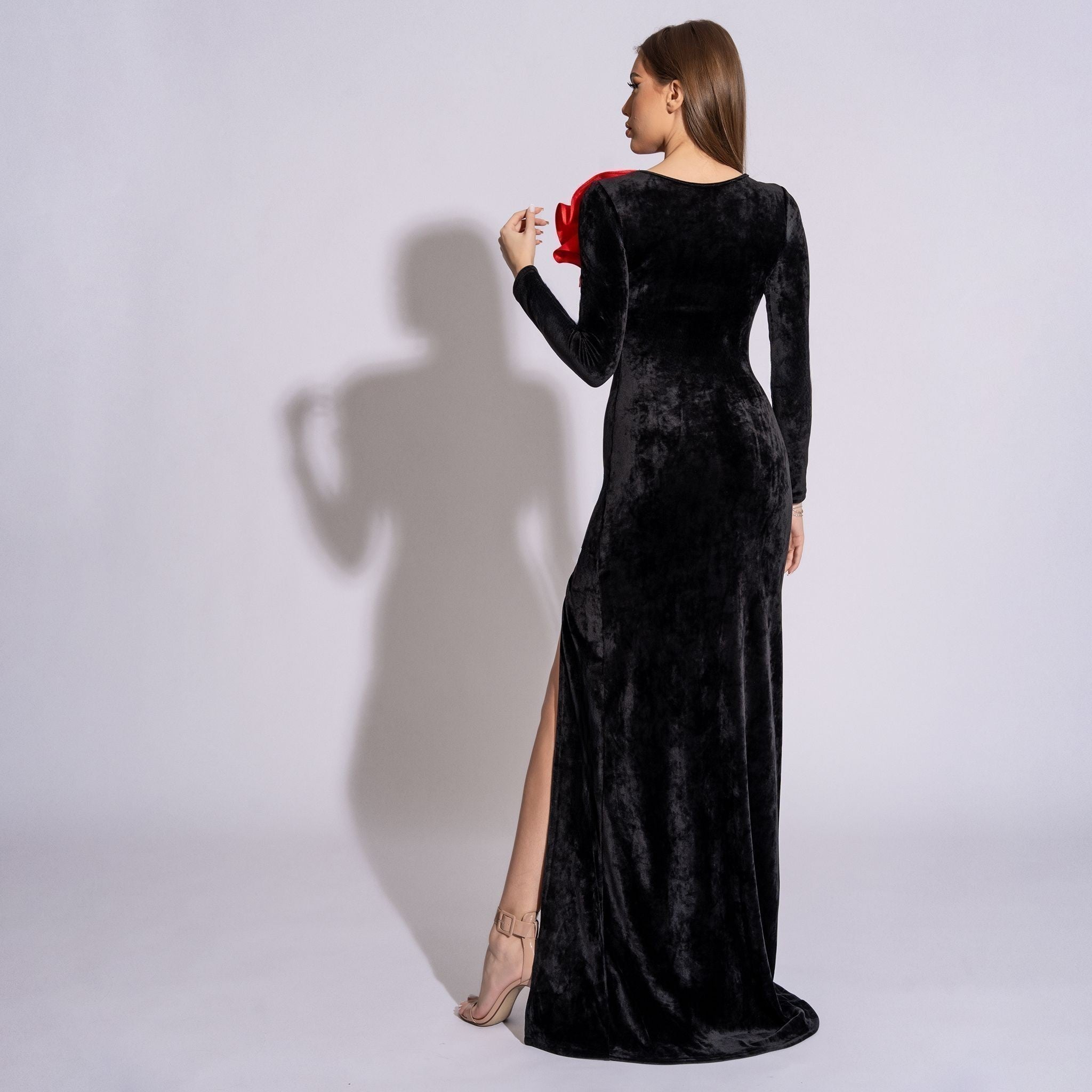 Rochie lunga din catifea cu floare rosie supradimensionata din organza Frida